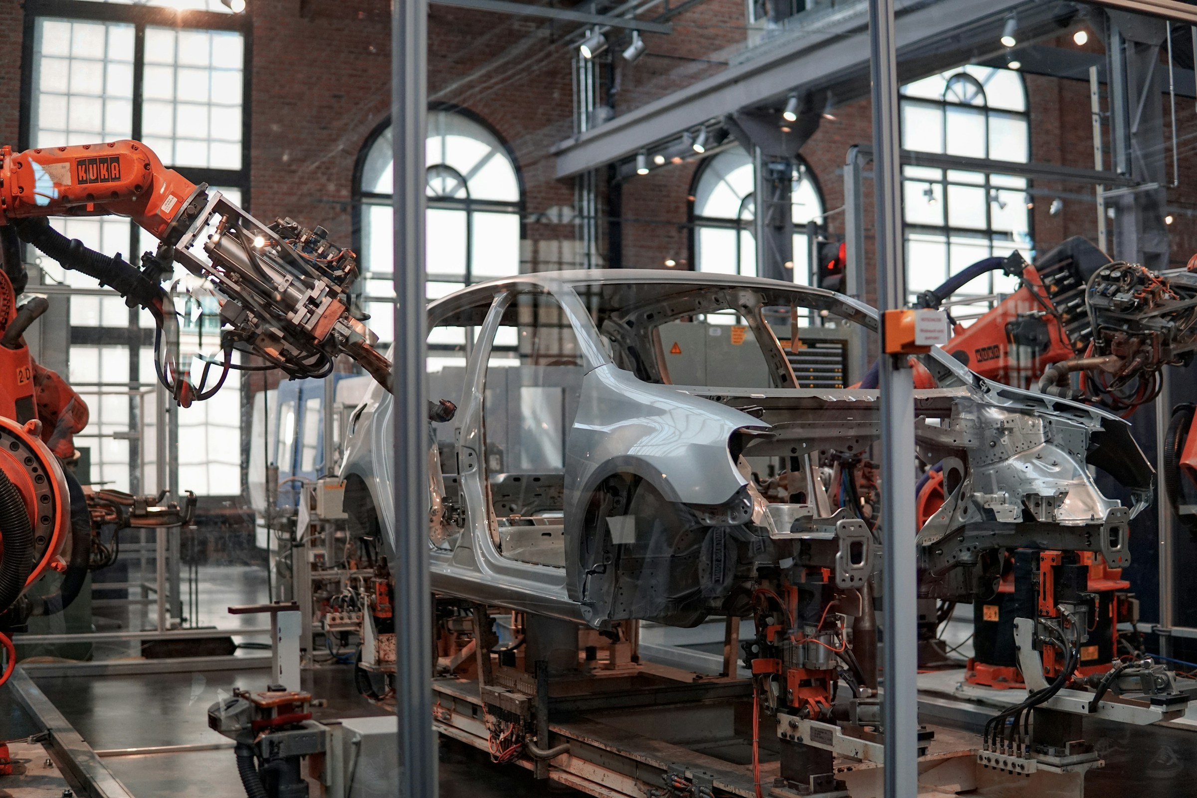 Robotic equipment assembling a vehicle body in an automotive factory